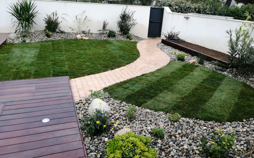 Massif, chemin pavé et jardin à Juvignac
