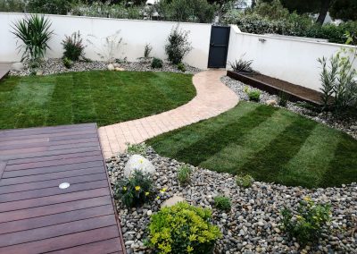 Massif, chemin pavé et jardin à Juvignac