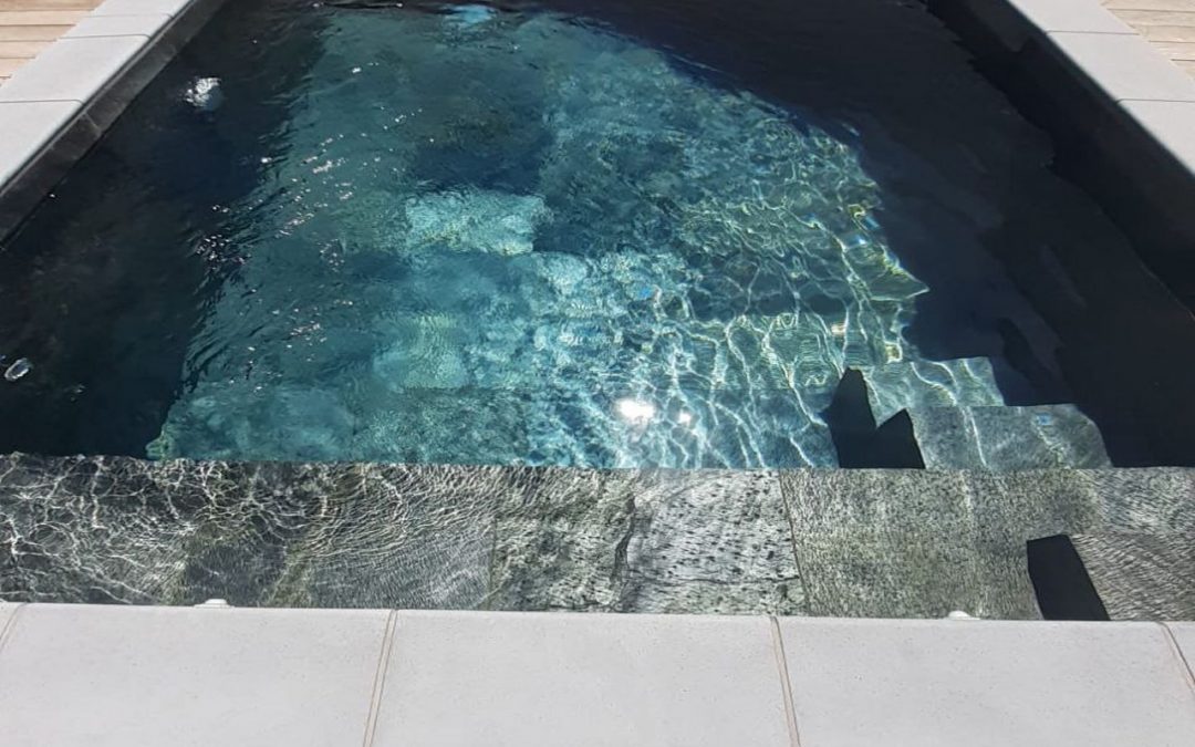 Piscine Traditionnelle et Terrasse en Bois à Pignan