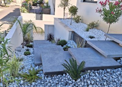 Une entrée de maison à Juvignac bordée par un massif minéral et végétal