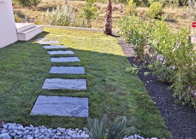 Pas japonais dans la pelouse d'un jardin d'une maison à Juvignac
